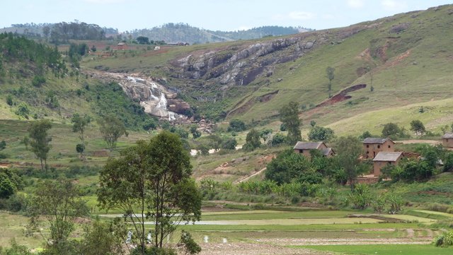 Cascade Antaninandro qui alimente la Anjomoka