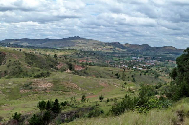 les villages de Antanetibe Mahazaza à l'horizon le Massif Andringitra face nord