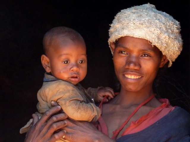 une mére et son enfant de 5 mois village de AFANANINA