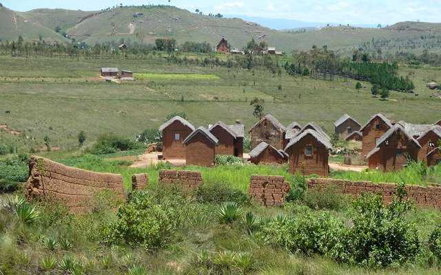 TAMBOHO mur de terre ceinturant le village