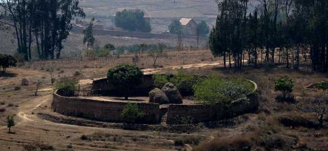 parc à zébus protégé par un mur de terre " tamboho "