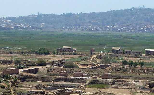 Village AMBOHIMIADANA traversée de la Sisaony par les écluses