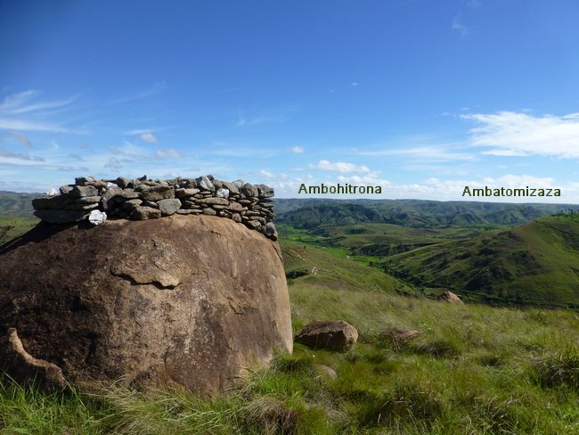 Au Nord à droite du tombeau le AMBOHITRONA et le AMBATOMIZAZA
