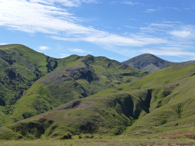 Au Sud le Massif dentelé du MAHAKIRINGY et derrière surmonté de 2 antennes le fameux AMBOHIMIANGARA